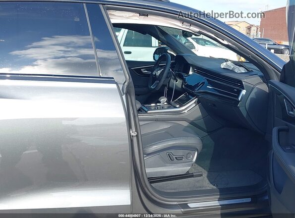 WA1BVBF17SD034447 2025 AUDI Q8 Gray Vista interior delantera