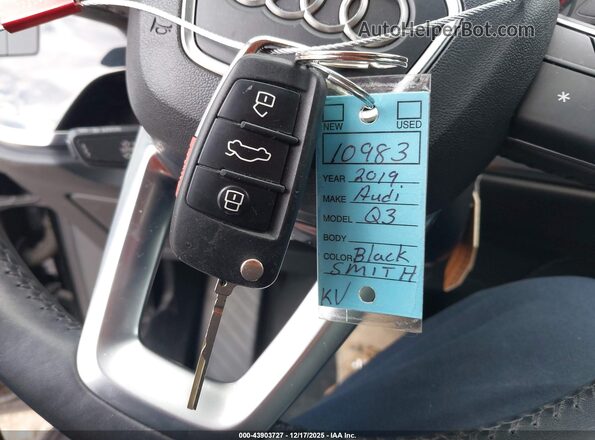 WA1DECF32K1086845 2019 AUDI Q3 Black Dashboard view