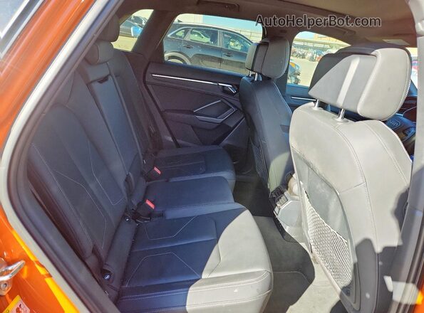 WA1EECF33K1086888 2019 AUDI Q3 Orange Widok wnętrza z tyłu