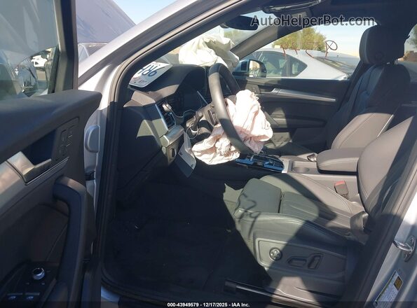 WA1GAAFY2S2039124 2025 AUDI Q5 Silver Вид салону спереду