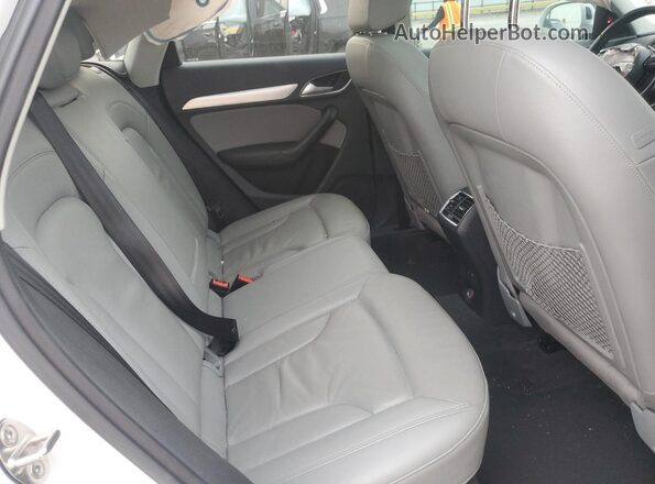 WA1JCCFSXHR008257 2017 AUDI Q3 Белый Вид задней части салона