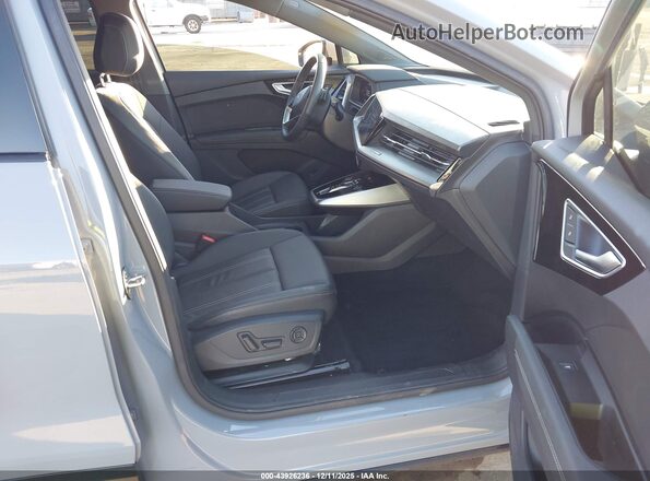 WA1L2BFZ8PP002633 2023 AUDI Q4 Gray Widok wnętrza z przodu
