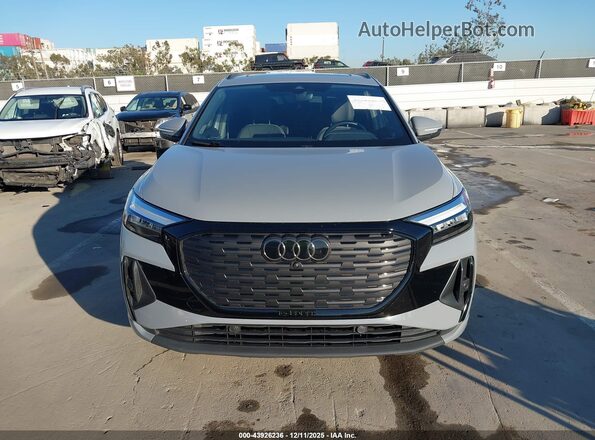 WA1L2BFZ8PP002633 2023 AUDI Q4 Gray Widok wnętrza z tyłu
