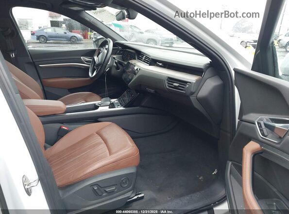 WA1LAAGE1KB023810 2019 AUDI E-TRON Белый Вид салона спереди