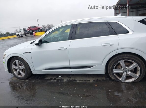 WA1LAAGE1KB023810 2019 AUDI E-TRON Белый Панорамный вид салона 360°
