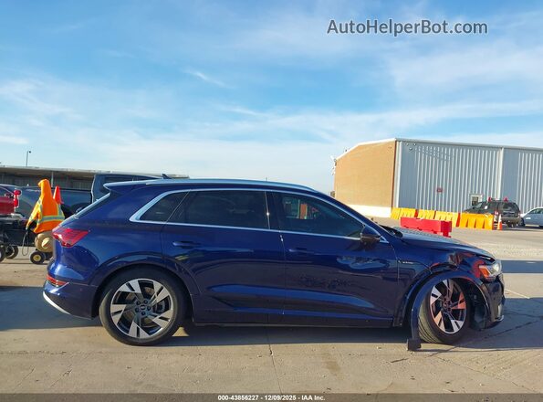 WA1LAAGE2MB016318 2021 AUDI E-TRON Blue Widok wnętrza z tyłu