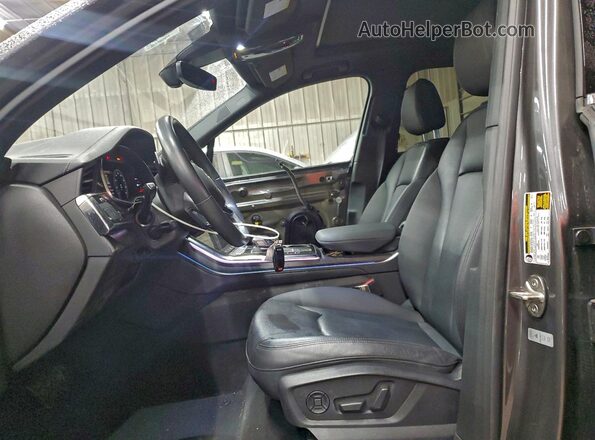 WA1LCBF72PD019943 2023 AUDI Q7 Gray Вид салону спереду