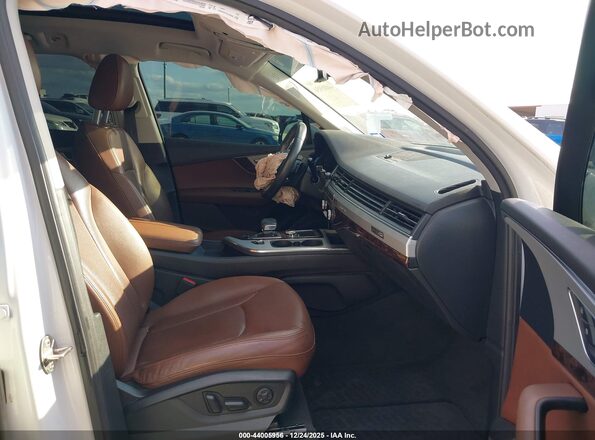 WA1LHAF75KD015972 2019 AUDI Q7 White Вид салону спереду