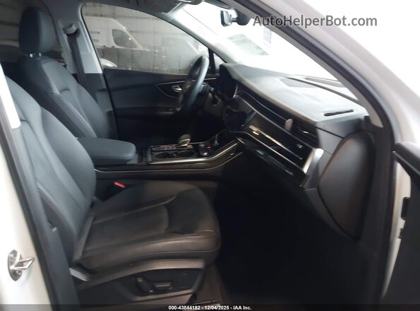 WA1LXBF76PD001885 2023 AUDI Q7 White Front interior view