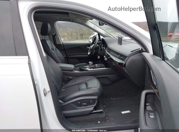 WA1VAAF71JD021585 2018 AUDI Q7 White წინა სალონის ხედი