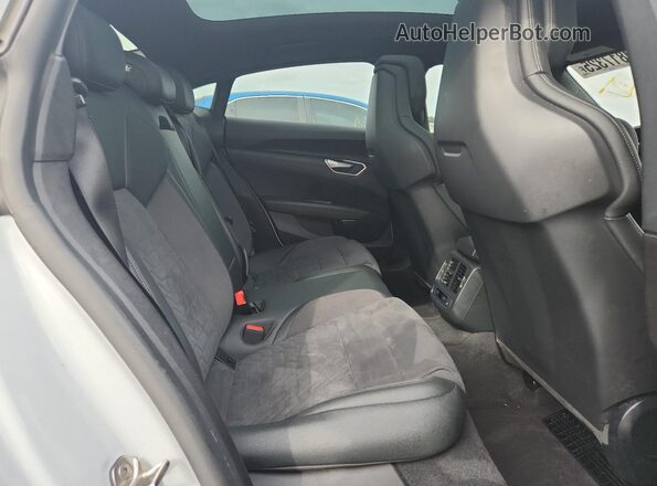WAUCJBFW4R7004510 2024 AUDI E-TRON White Հետևի նստատեղերի տեսք