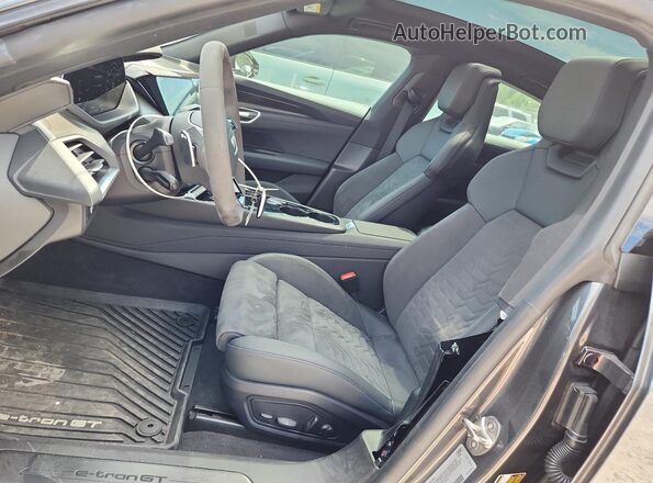 WAUCJBFW7N7008027 2022 AUDI E-TRON Серый Вид салона спереди