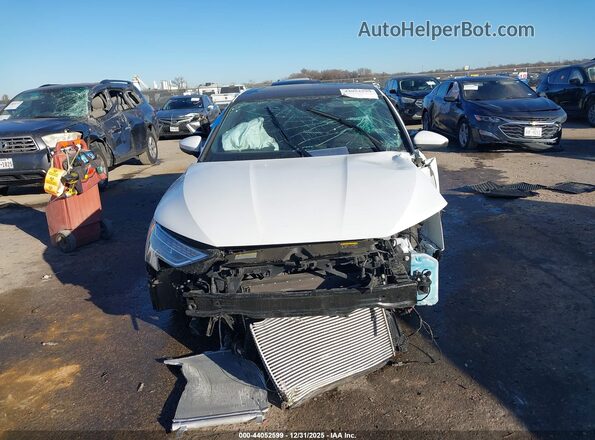 WAUGUDGY7SA138067 2025 AUDI OTHER White Vista del salpicadero