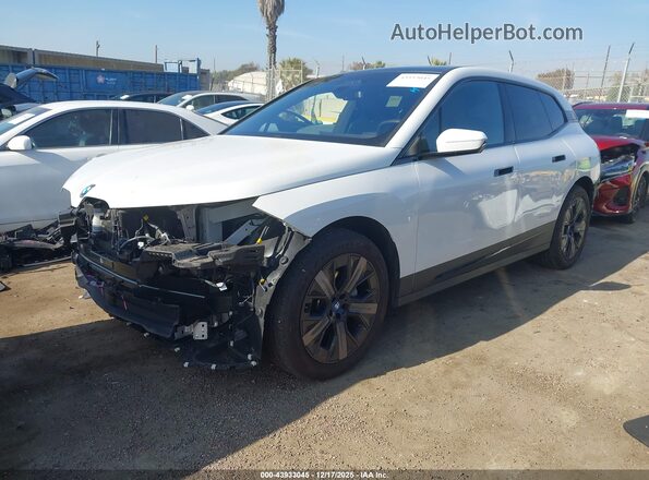 WB523CF08RCR88337 2024 BMW IX White Vista tres cuartos delantera izquierda