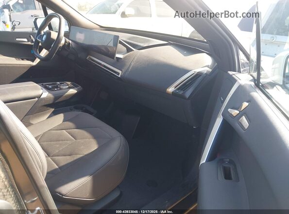 WB523CF08RCR88337 2024 BMW IX White Vista interior delantera