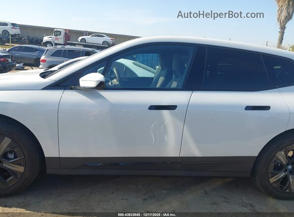 WB523CF08RCR88337 2024 BMW IX White 