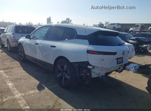 WB523CF08RCR88337 2024 BMW IX White Trasero izquierdo