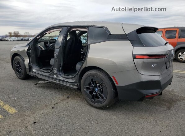 WB523CF09RCR22878 2024 BMW IX Gray Trasero izquierdo