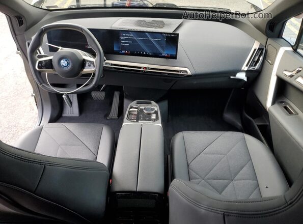 WB523CF09RCR22878 2024 BMW IX Gray Vista del salpicadero