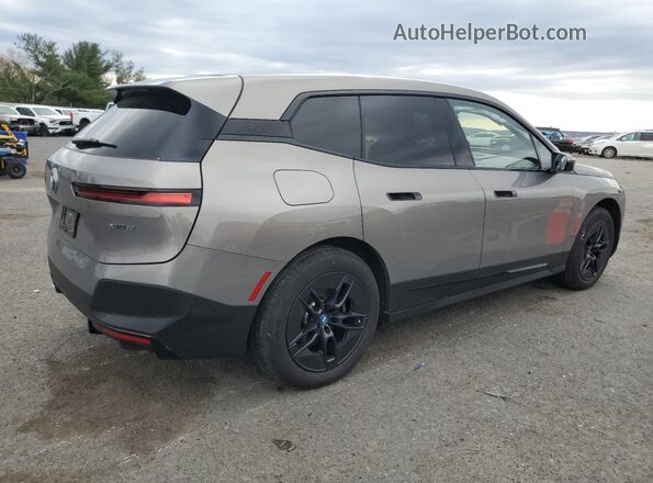 WB523CF09RCR22878 2024 BMW IX Gray Trasero derecho