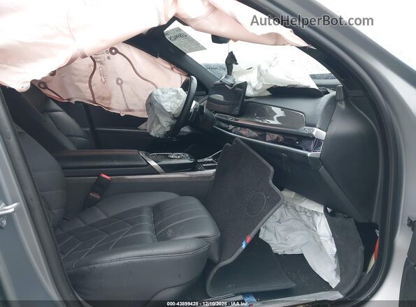 WBA33EJ0XRCP00908 2024 BMW 7 SERIES Gray Vista interior delantera