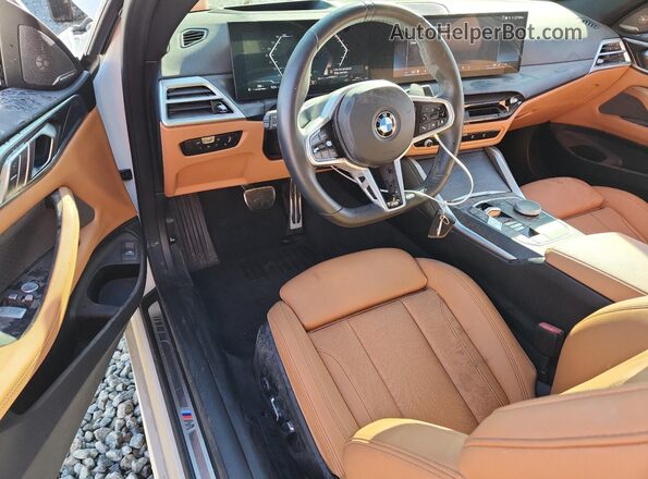 WBA43DA02SCU06486 2025 BMW 4 SERIES White Vista del salpicadero