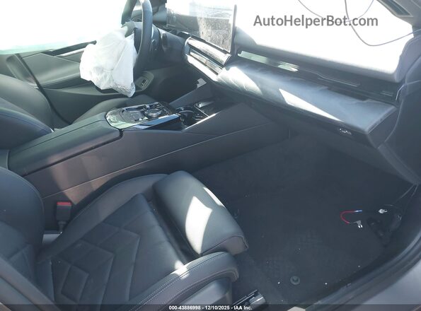 WBA43FJ03RCR94470 2024 BMW 5 SERIES Gray Вид салону спереду