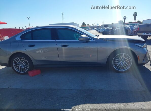 WBA43FJ03RCR94470 2024 BMW 5 SERIES Gray Вид задньої частини салону