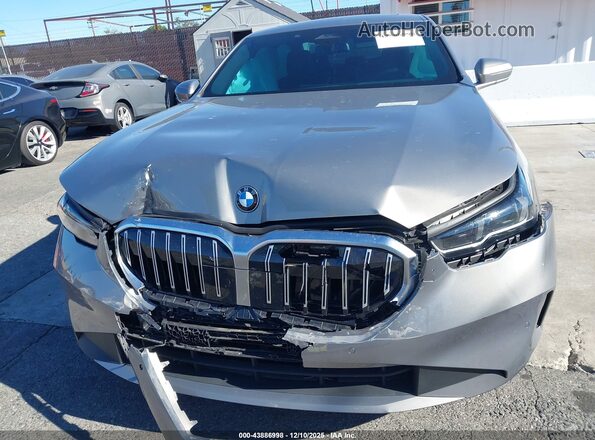 WBA43FJ03RCR94470 2024 BMW 5 SERIES Gray Вид щитка приладів