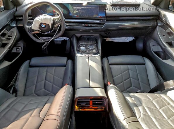 WBA43FJ04SCU03231 2025 BMW 5 SERIES Gray Vista del salpicadero