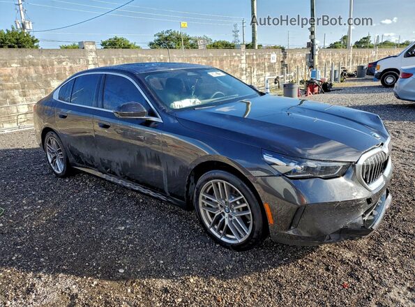 WBA43FJ04SCU03231 2025 BMW 5 SERIES Gray Delantero derecho