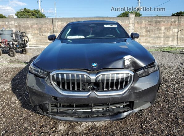 WBA43FJ04SCU03231 2025 BMW 5 SERIES Gray Vista de la etiqueta del VIN