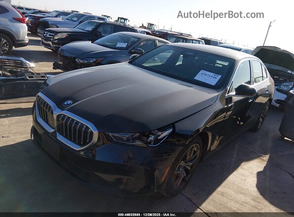 WBA43FJ05TCV59750 2026 BMW 5 SERIES Черный Передняя левая четверть