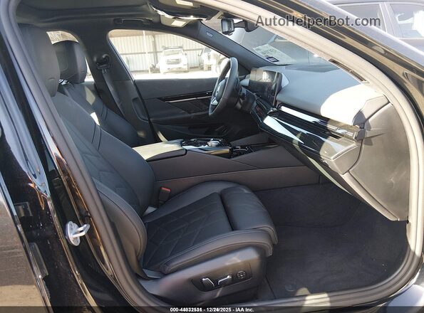 WBA43FJ05TCV59750 2026 BMW 5 SERIES Черный Вид салона спереди