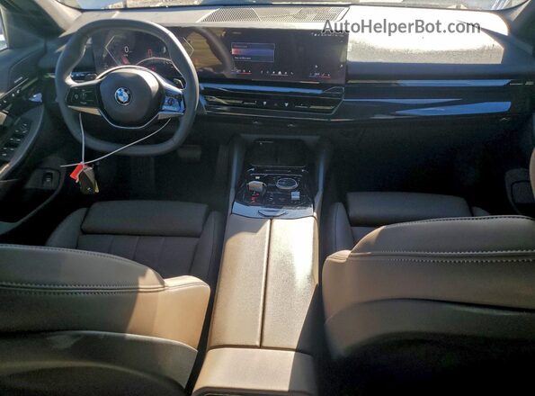 WBA43FJ06RCR16944 2024 BMW 5 SERIES White Vista del salpicadero