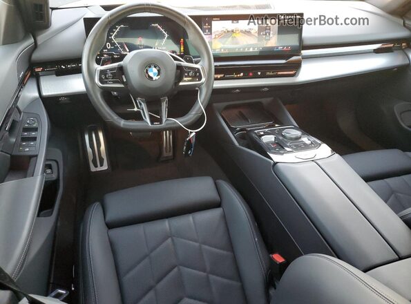 WBA43FJ06RCR97041 2024 BMW 5 SERIES Black წინა პანელის ხედი