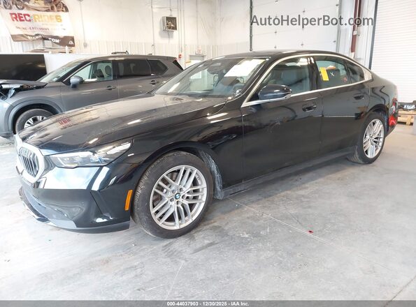 WBA43FJ06SCU54861 2025 BMW 5 SERIES Black Առջևի ձախ երեք քառորդ տեսարան