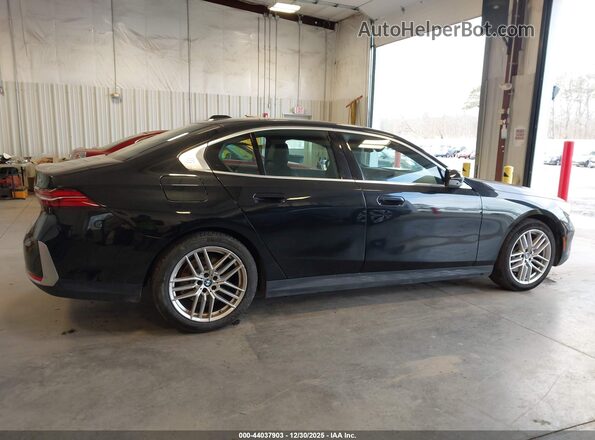 WBA43FJ06SCU54861 2025 BMW 5 SERIES Black Սալոնի հետևի տեսք