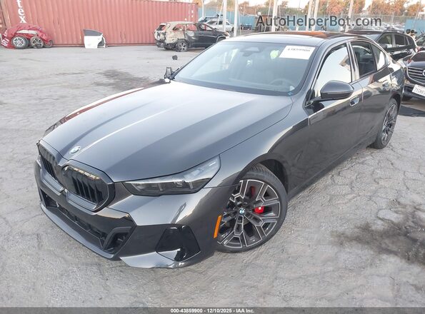 WBA43FJ09TCW43084 2026 BMW 5 SERIES Black Առջևի ձախ երեք քառորդ տեսարան