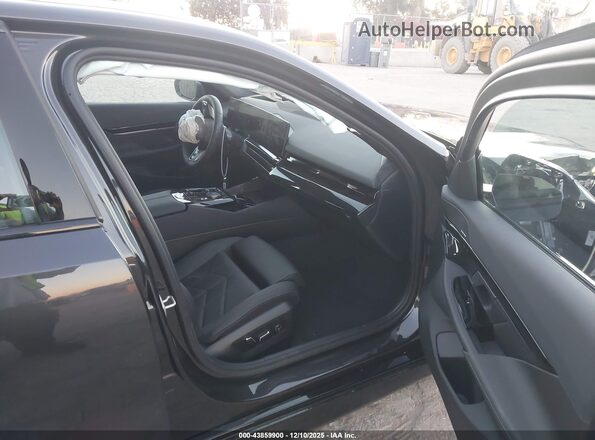 WBA43FJ09TCW43084 2026 BMW 5 SERIES Black Սալոնի դիմացի տեսք
