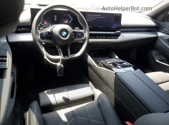 WBA43FJ0XSCU18669 2025 BMW 5 SERIES Black Առջևի վահանակի տեսք