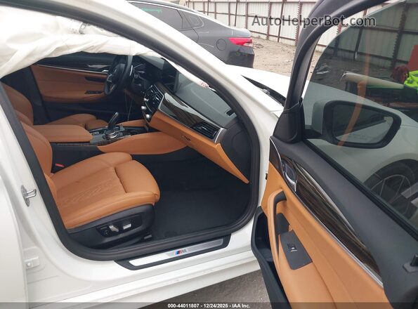WBA53BH00NCJ42395 2022 BMW 5 SERIES White Vista interior delantera