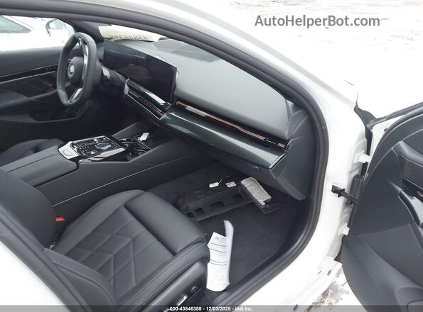 WBA53FJ00TCV72040 2026 BMW 5 SERIES White წინა სალონის ხედი