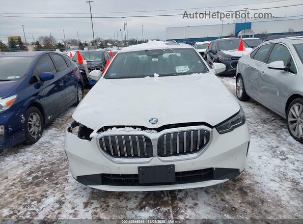 WBA53FJ00TCV72040 2026 BMW 5 SERIES White ხელსაწყოთა პანელის ხედი