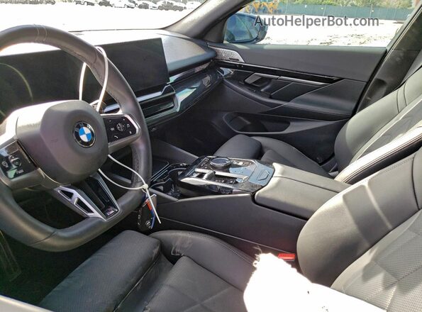WBA53FJ05RCN83415 2024 BMW 5 SERIES Серый Вид салона спереди