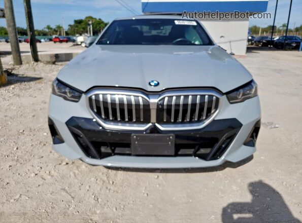 WBA53FJ05RCN83415 2024 BMW 5 SERIES Серый Вид спереди