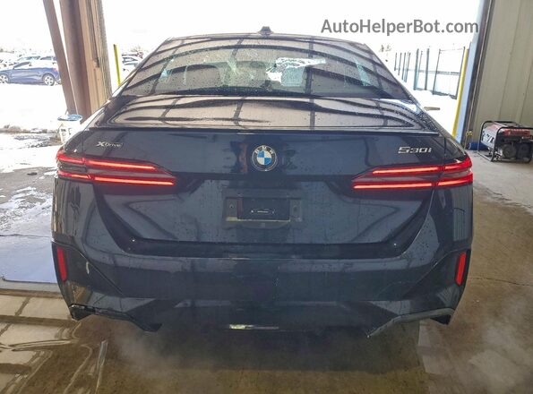 WBA53FJ05RCR20522 2024 BMW 5 SERIES Black Вид ззаду