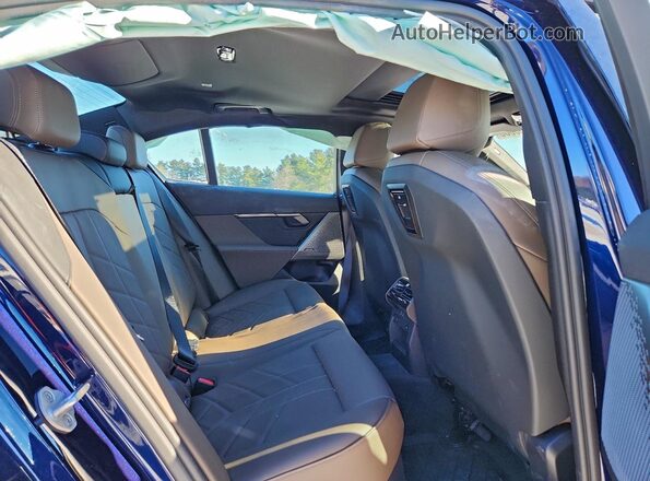 WBA53FJ06TCV39205 2026 BMW 5 SERIES Blue Widok tylnych siedzeń