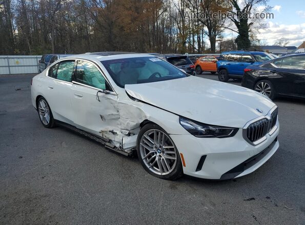 WBA53FJ09RCP70902 2024 BMW 5 SERIES Белый Передняя правая четверть