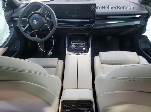 WBA53FJ09RCP70902 2024 BMW 5 SERIES Белый Вид панели приборов